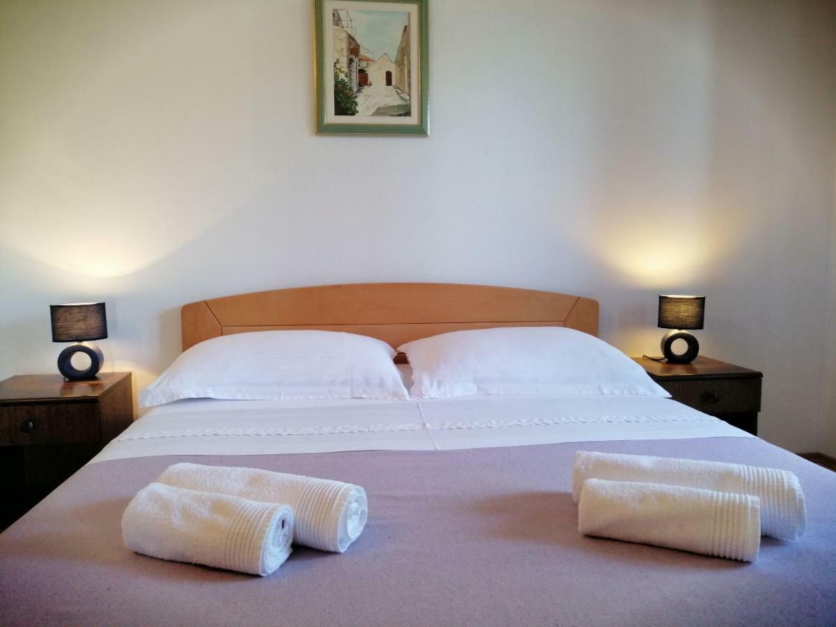 Apartments And Room Caric Jelsa  Exterior foto