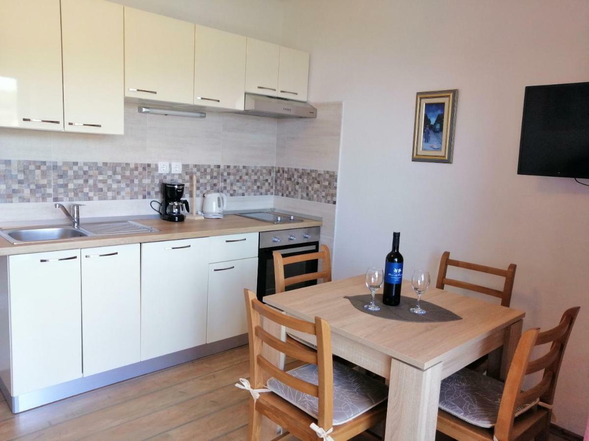Apartments And Room Caric Jelsa  Exterior foto