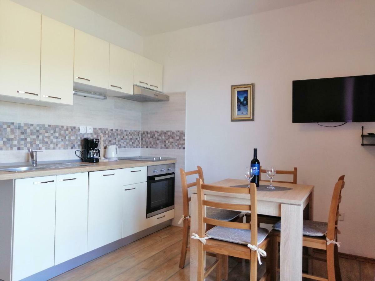 Apartments And Room Caric Jelsa  Exterior foto