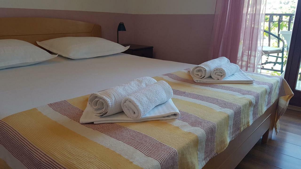 Apartments And Room Caric Jelsa  Exterior foto