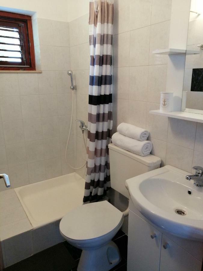 Apartments And Room Caric Jelsa  Exterior foto