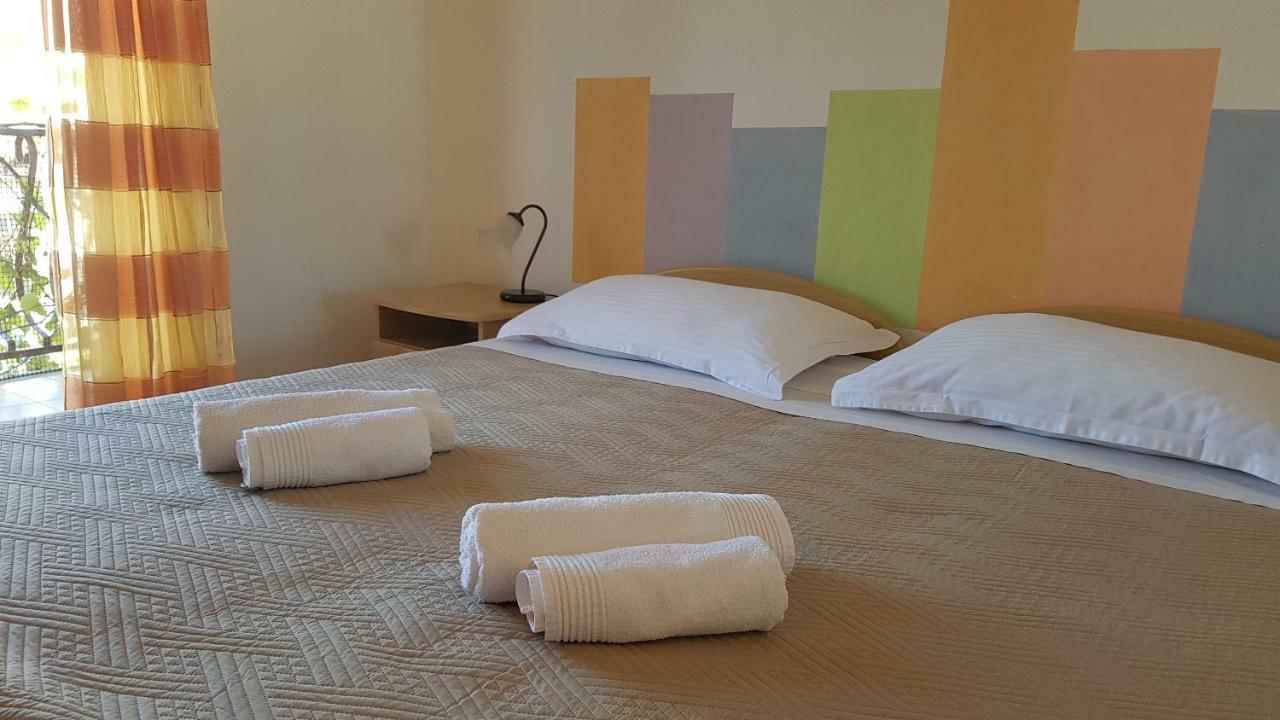 Apartments And Room Caric Jelsa  Exterior foto