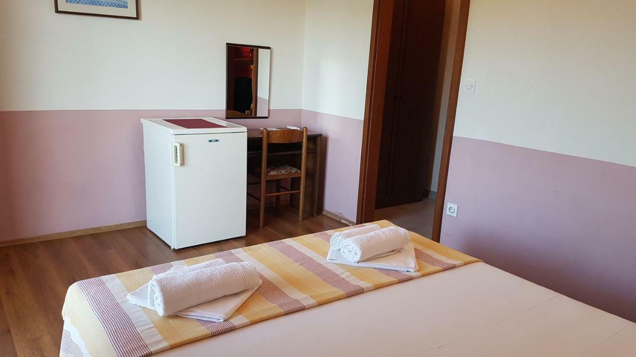 Apartments And Room Caric Jelsa  Exterior foto