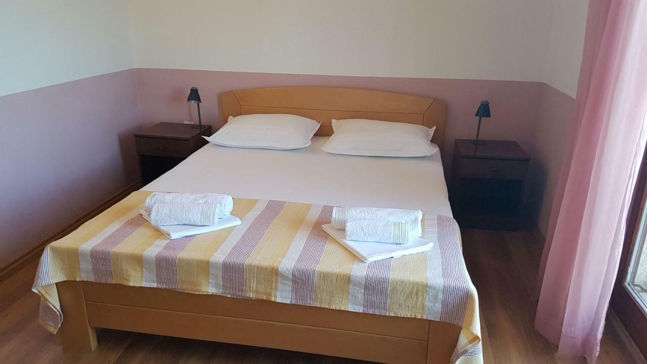 Apartments And Room Caric Jelsa  Exterior foto