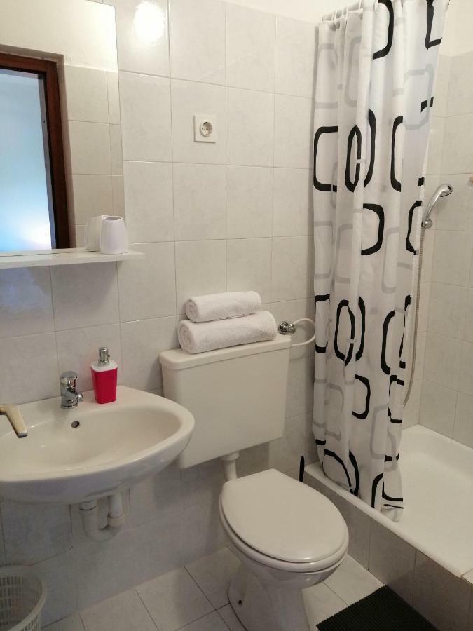 Apartments And Room Caric Jelsa  Exterior foto