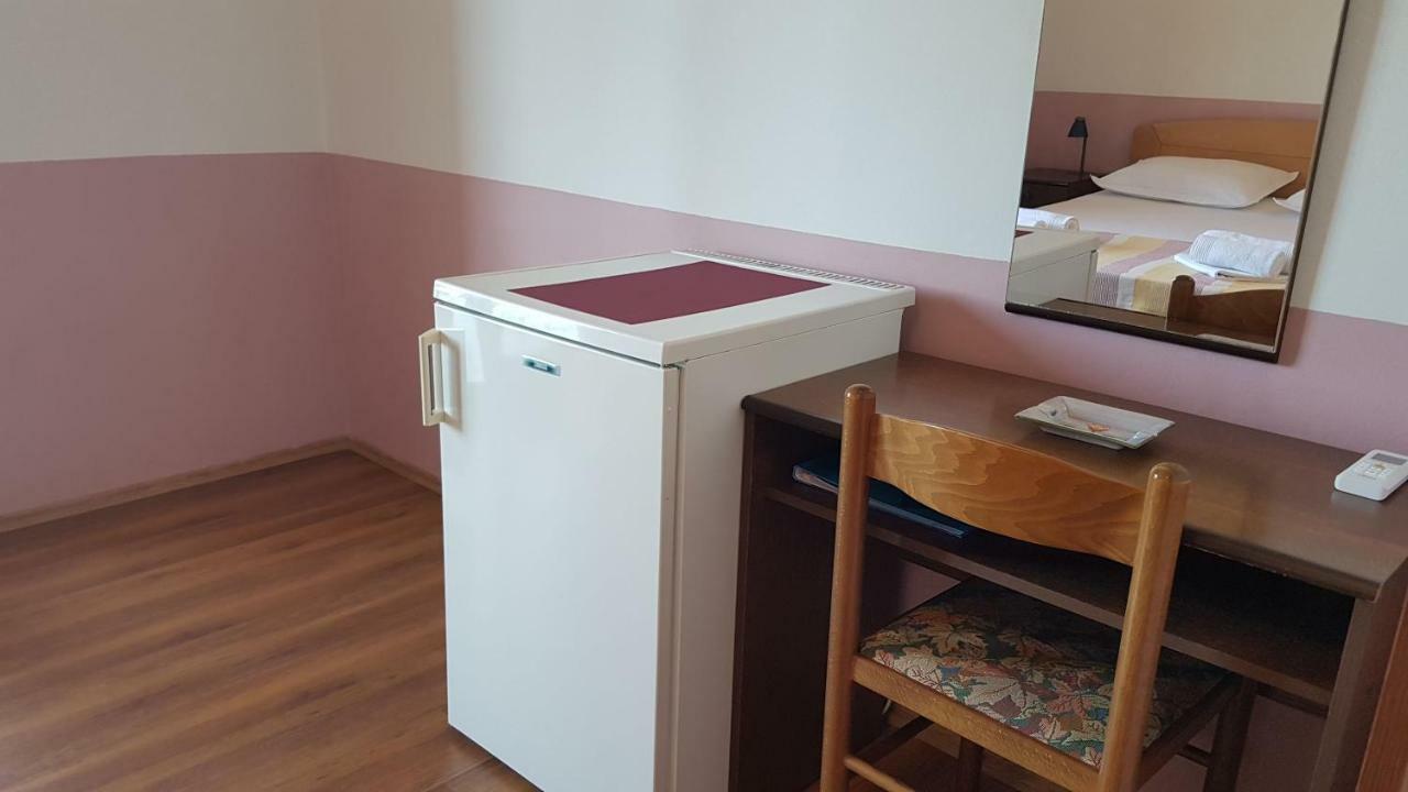 Apartments And Room Caric Jelsa  Exterior foto