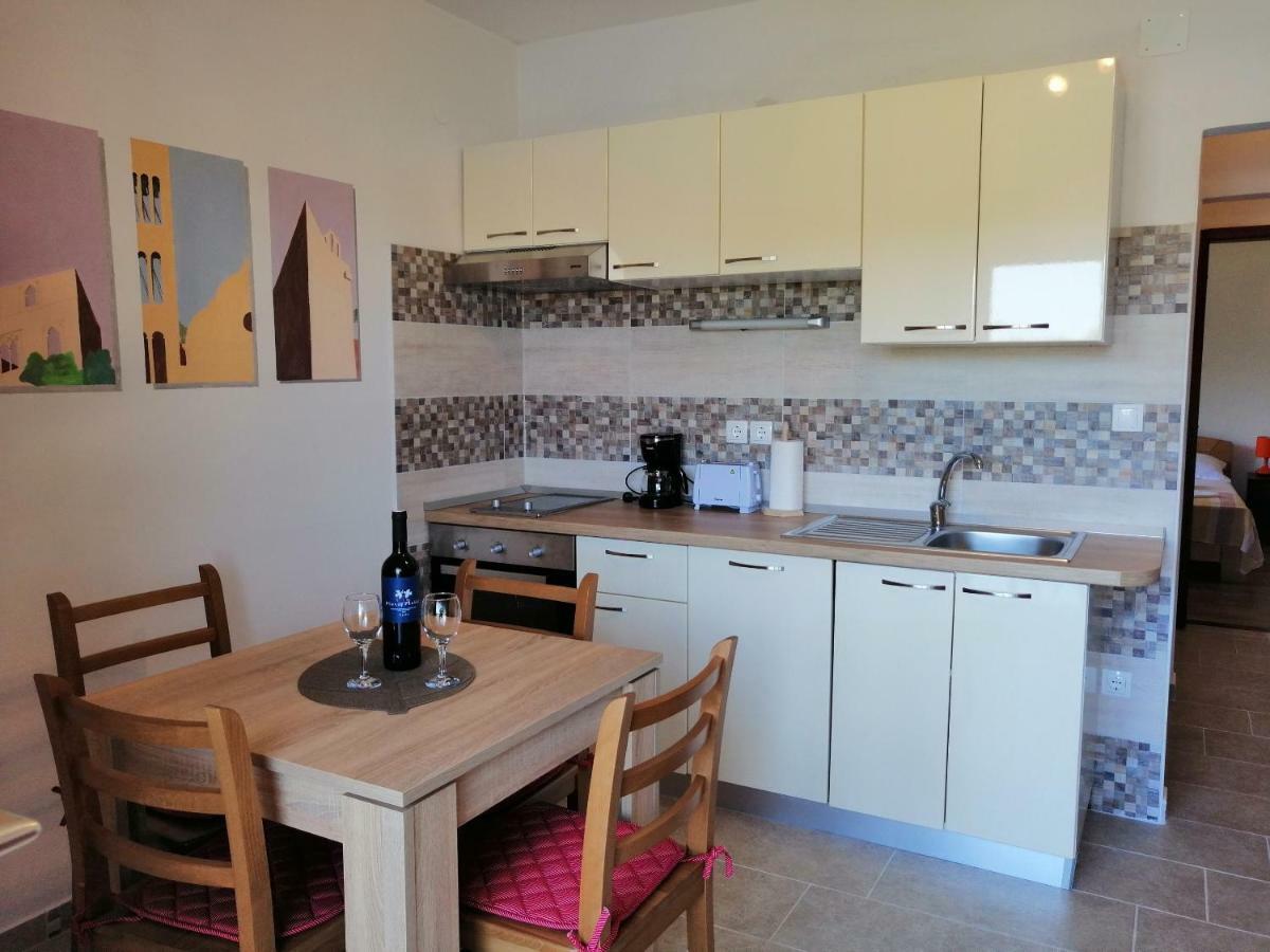 Apartments And Room Caric Jelsa  Exterior foto