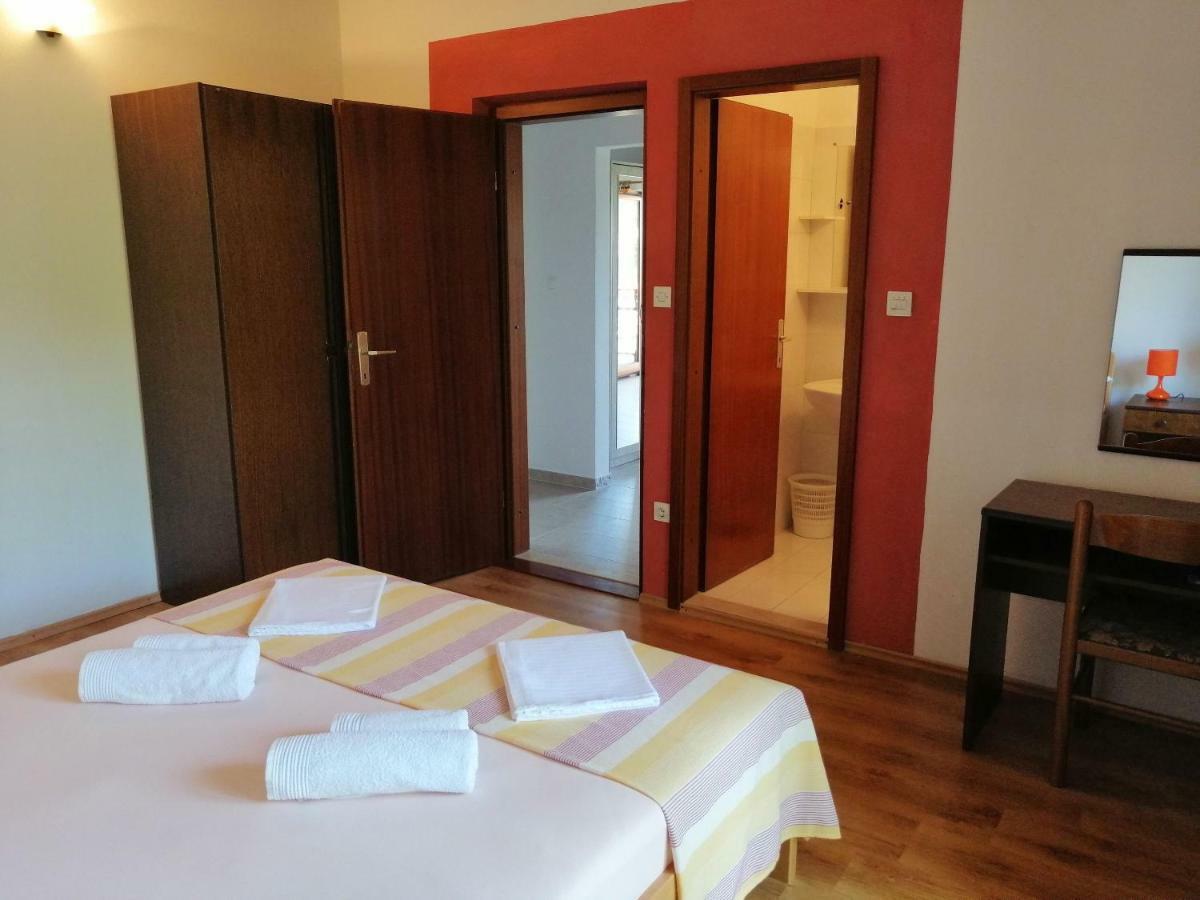 Apartments And Room Caric Jelsa  Exterior foto
