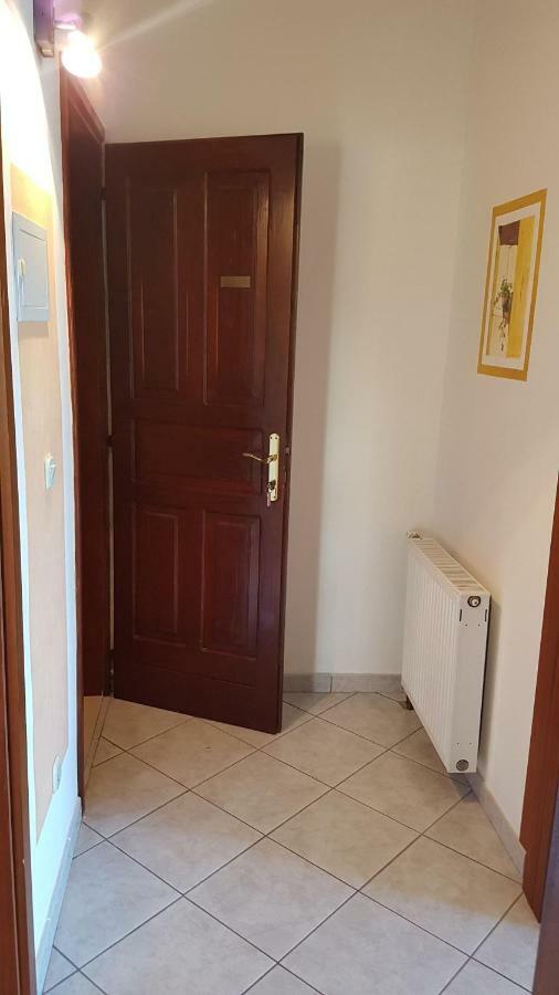 Apartments And Room Caric Jelsa  Exterior foto