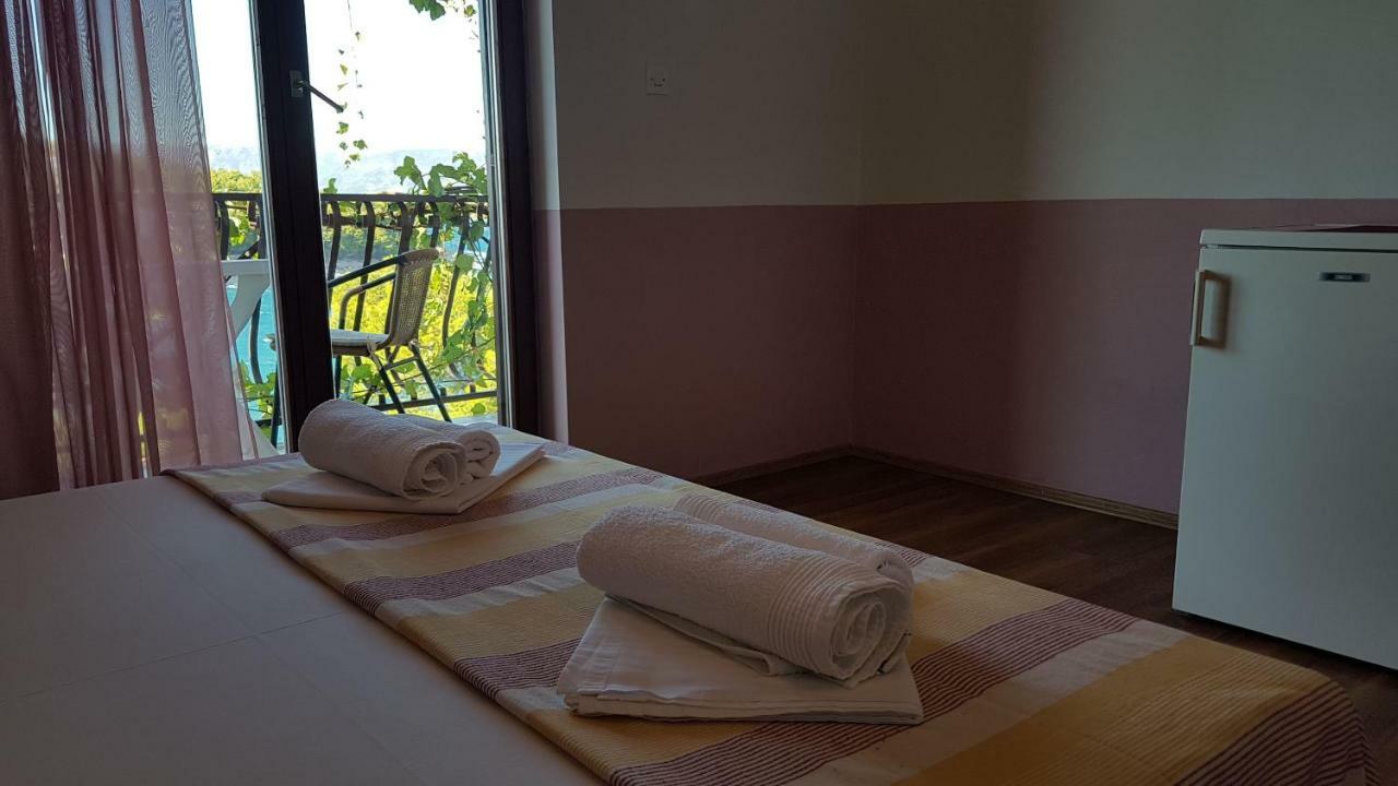 Apartments And Room Caric Jelsa  Exterior foto