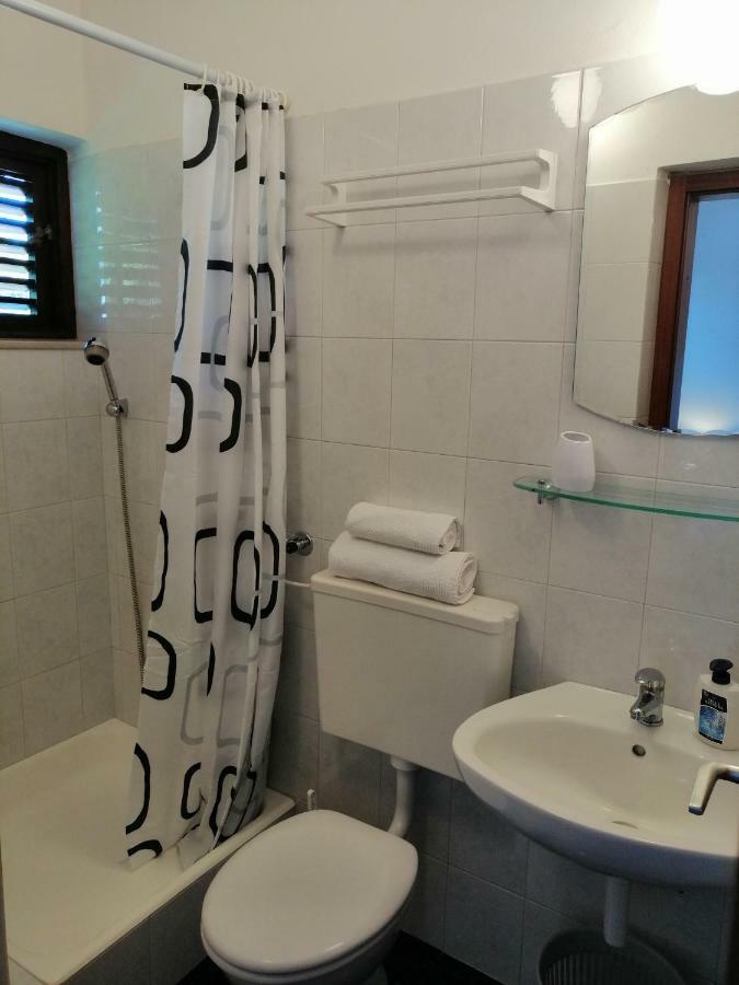 Apartments And Room Caric Jelsa  Exterior foto