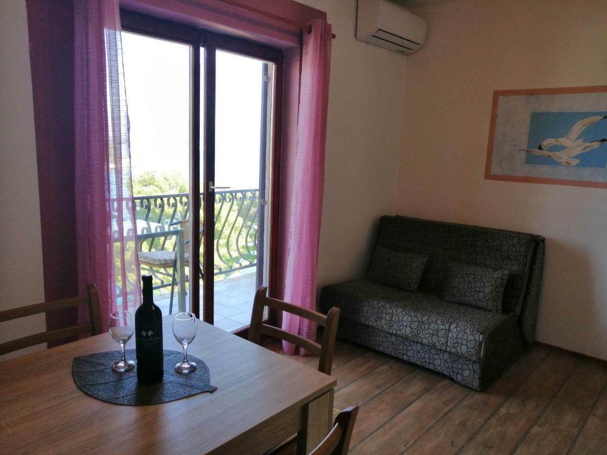 Apartments And Room Caric Jelsa  Exterior foto