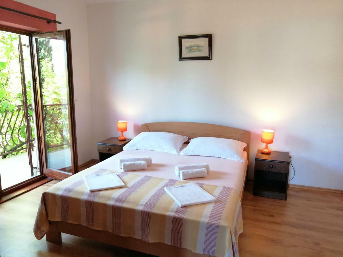 Apartments And Room Caric Jelsa  Exterior foto