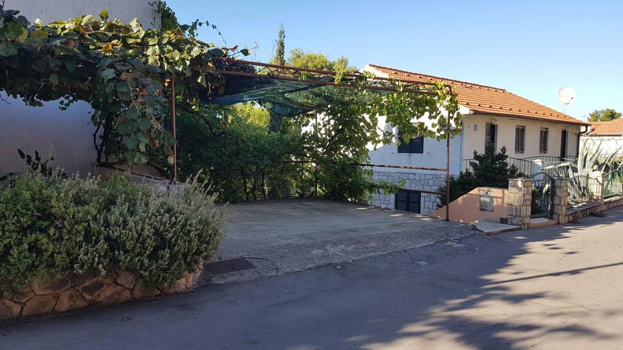 Apartments And Room Caric Jelsa  Exterior foto
